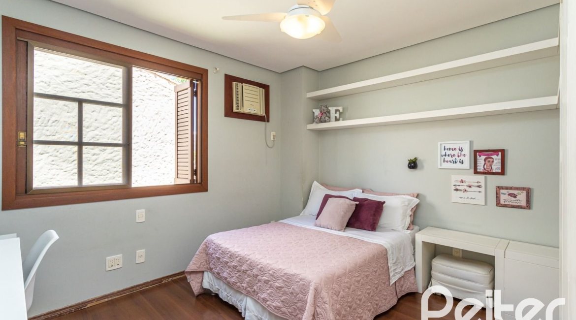 Casa em Condomínio à venda com 219m², 3 dormitórios, 1 suíte, 2 vagas, no bairro Tristeza em Porto Alegre