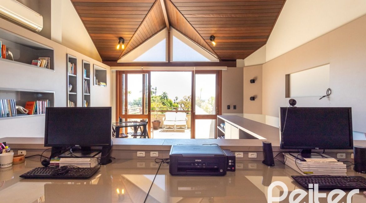 Casa em Condomínio à venda com 219m², 3 dormitórios, 1 suíte, 2 vagas, no bairro Tristeza em Porto Alegre