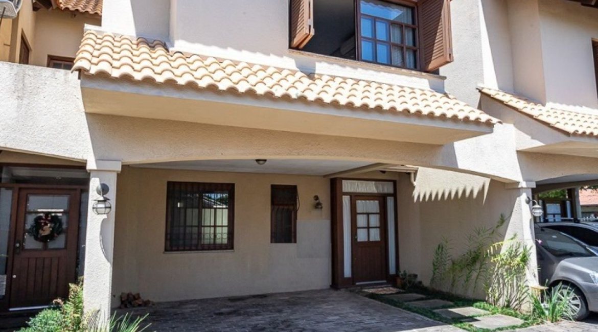 Casa em Condomínio à venda com 219m², 3 dormitórios, 1 suíte, 2 vagas, no bairro Tristeza em Porto Alegre