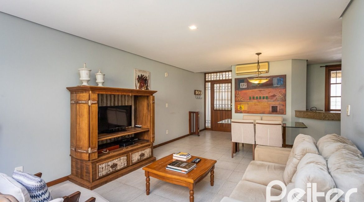 Casa em Condomínio à venda com 219m², 3 dormitórios, 1 suíte, 2 vagas, no bairro Tristeza em Porto Alegre