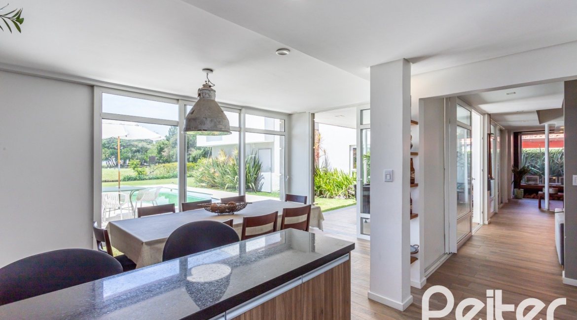 Casa em Condomínio à venda com 418m², 3 dormitórios, 3 suítes, 6 vagas, no bairro Terra Ville em PORTO ALEGRE