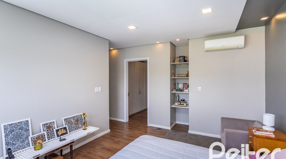 Casa em Condomínio à venda com 418m², 3 dormitórios, 3 suítes, 6 vagas, no bairro Terra Ville em PORTO ALEGRE