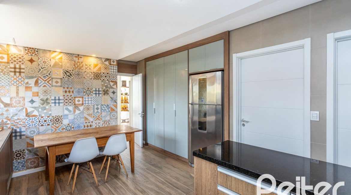 Casa em Condomínio à venda com 418m², 3 dormitórios, 3 suítes, 6 vagas, no bairro Terra Ville em PORTO ALEGRE