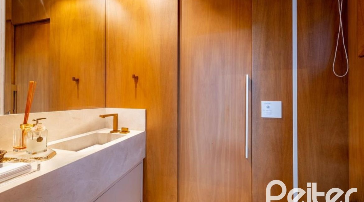 Casa em Condomínio à venda com 550m², 5 dormitórios, 4 suítes, 4 vagas, no bairro Terra Ville em PORTO ALEGRE