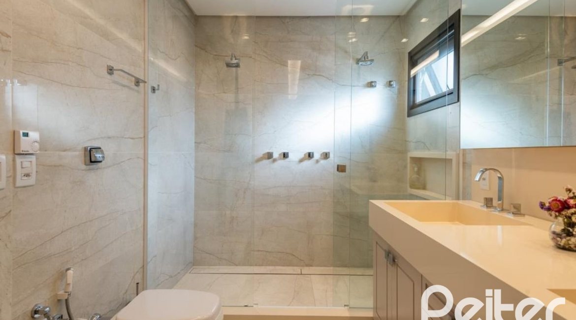 Casa em Condomínio à venda com 550m², 5 dormitórios, 4 suítes, 4 vagas, no bairro Terra Ville em PORTO ALEGRE