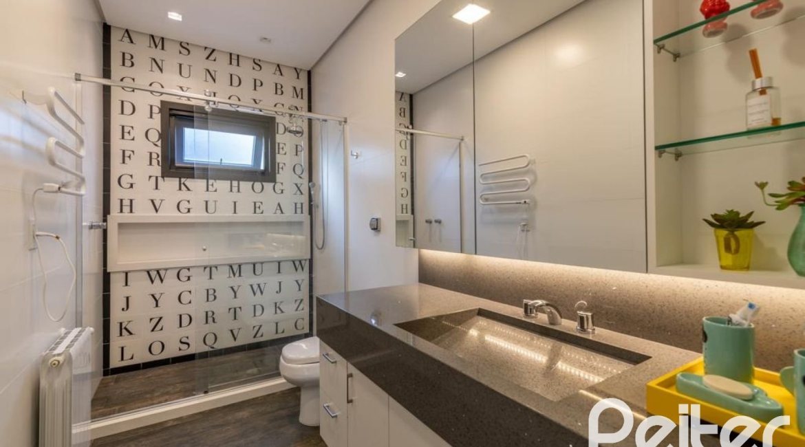 Casa em Condomínio à venda com 550m², 5 dormitórios, 4 suítes, 4 vagas, no bairro Terra Ville em PORTO ALEGRE