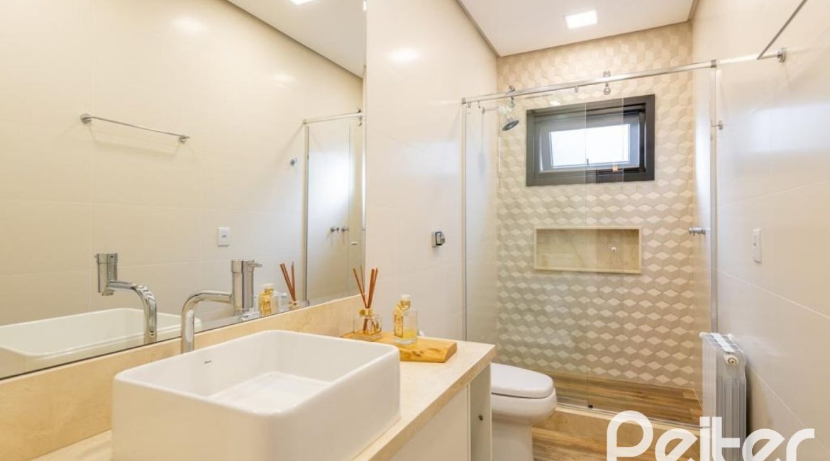 Casa em Condomínio à venda com 550m², 5 dormitórios, 4 suítes, 4 vagas, no bairro Terra Ville em PORTO ALEGRE