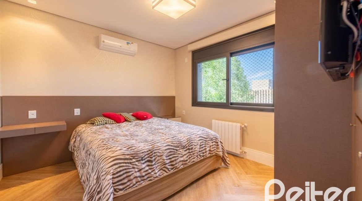 Casa em Condomínio à venda com 550m², 5 dormitórios, 4 suítes, 4 vagas, no bairro Terra Ville em PORTO ALEGRE