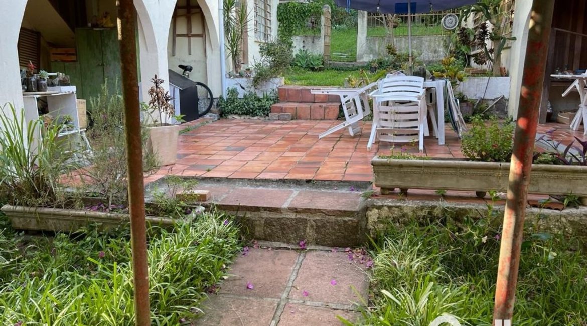 Casa à venda com 120m², 1 dormitório, 2 vagas, no bairro Vila Assunção em Porto Alegre