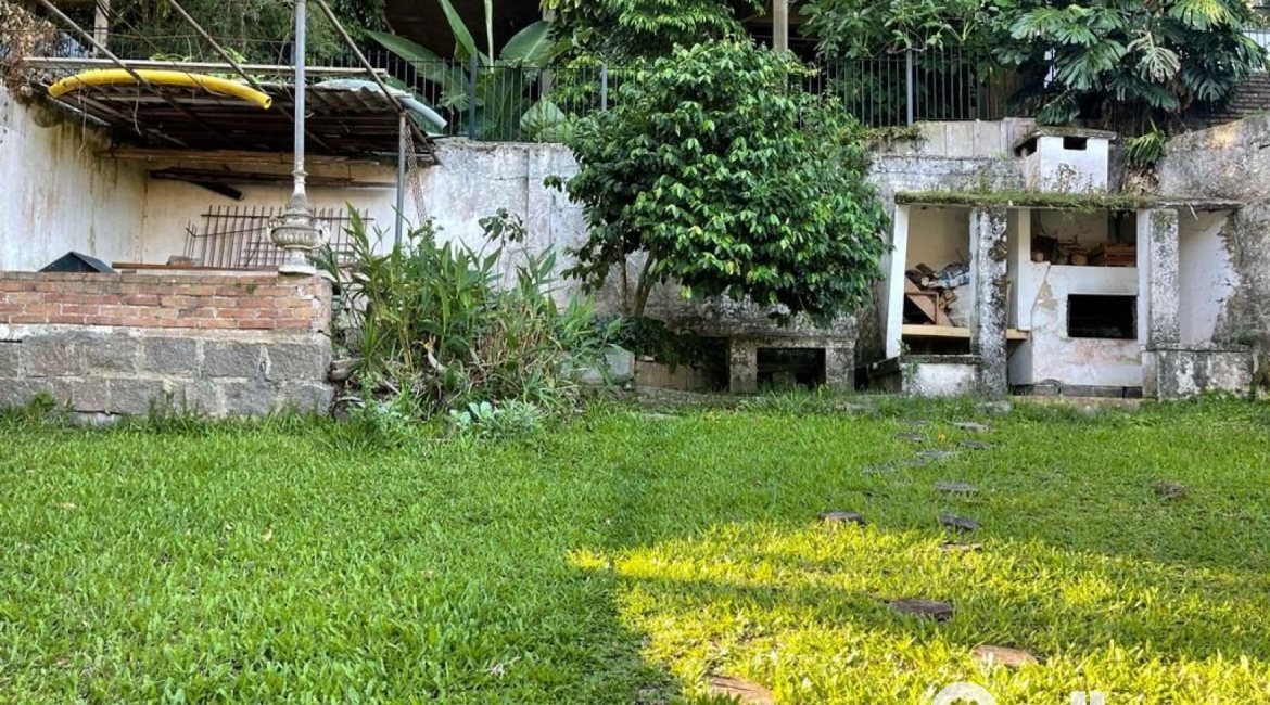 Casa à venda com 120m², 1 dormitório, 2 vagas, no bairro Vila Assunção em Porto Alegre