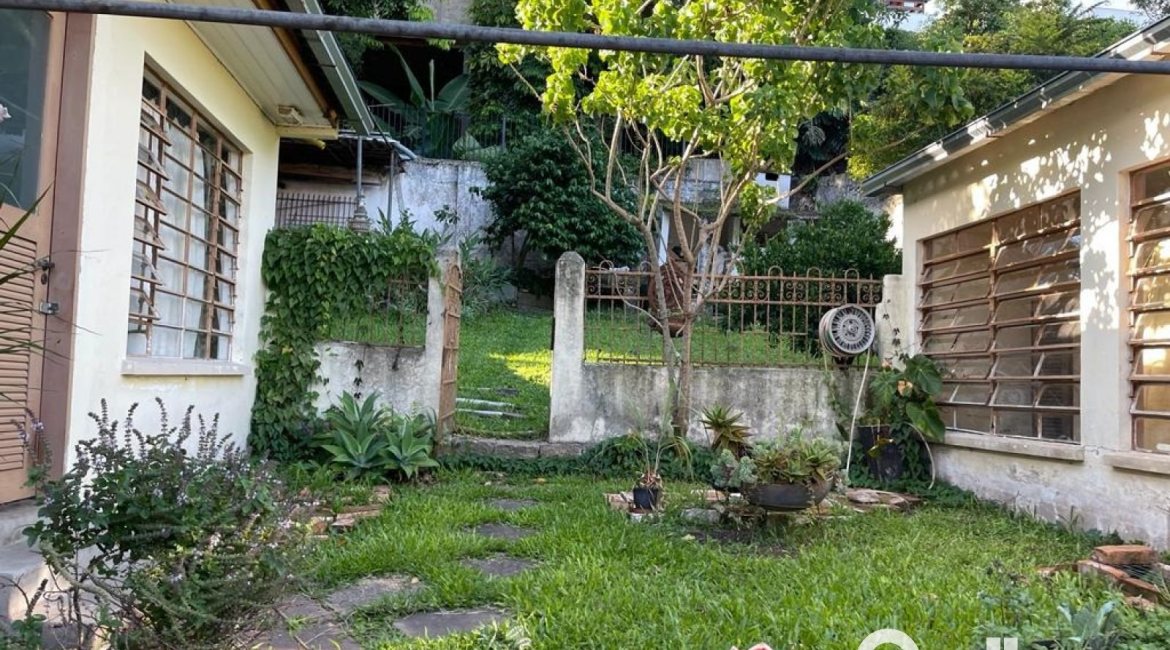 Casa à venda com 120m², 1 dormitório, 2 vagas, no bairro Vila Assunção em Porto Alegre