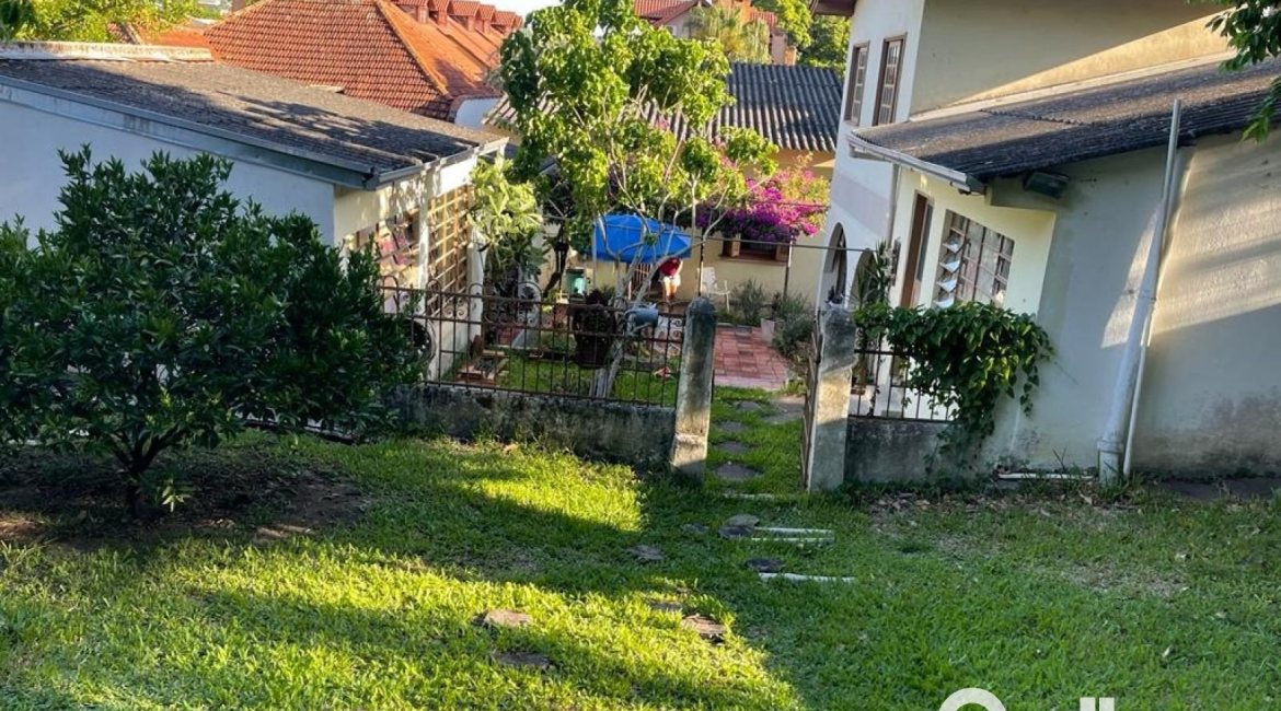 Casa à venda com 120m², 1 dormitório, 2 vagas, no bairro Vila Assunção em Porto Alegre