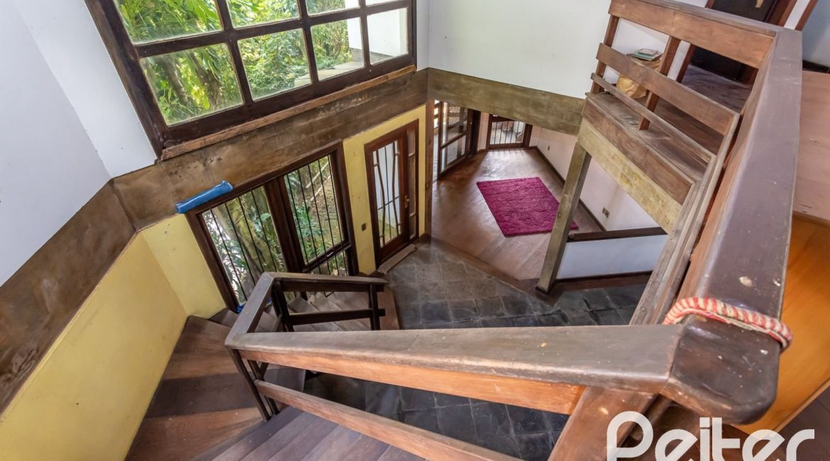 Casa à venda com 349m², 5 dormitórios, 1 suíte, 4 vagas, no bairro Vila Assunção em Porto Alegre