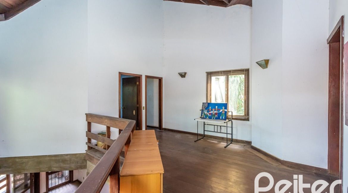 Casa à venda com 349m², 5 dormitórios, 1 suíte, 4 vagas, no bairro Vila Assunção em Porto Alegre