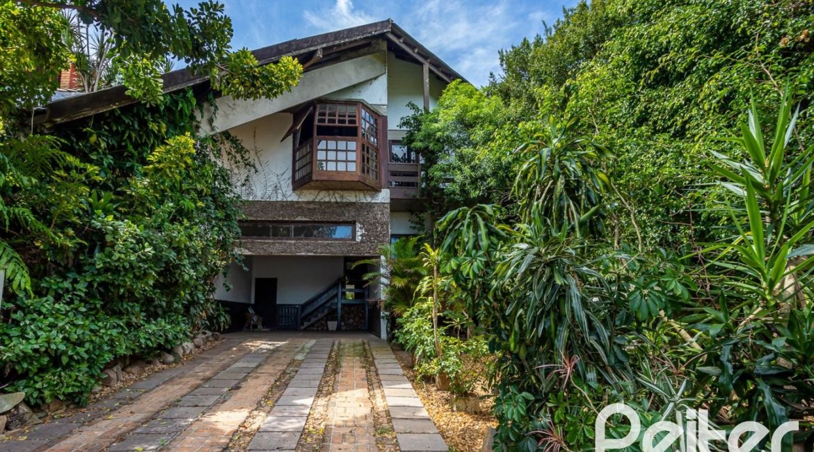 Casa à venda com 349m², 5 dormitórios, 1 suíte, 4 vagas, no bairro Vila Assunção em Porto Alegre