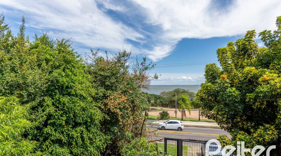 Casa à venda com 349m², 5 dormitórios, 1 suíte, 4 vagas, no bairro Vila Assunção em Porto Alegre