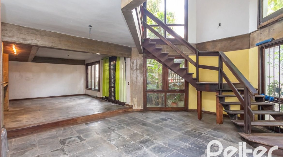 Casa à venda com 349m², 5 dormitórios, 1 suíte, 4 vagas, no bairro Vila Assunção em Porto Alegre