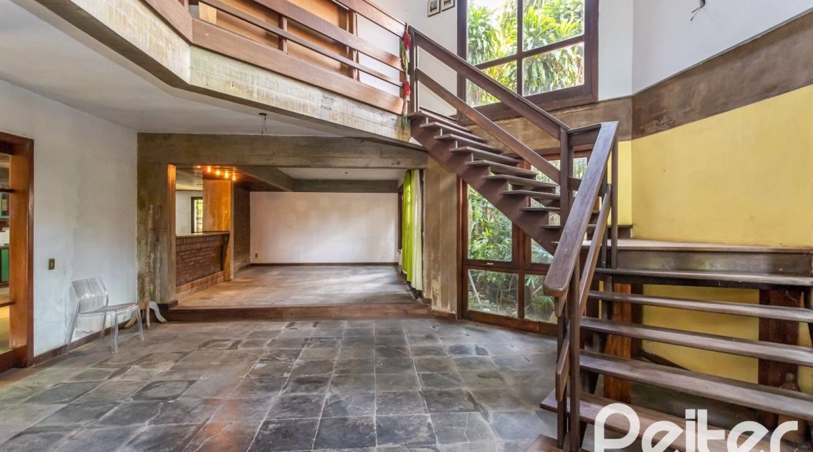 Casa à venda com 349m², 5 dormitórios, 1 suíte, 4 vagas, no bairro Vila Assunção em Porto Alegre