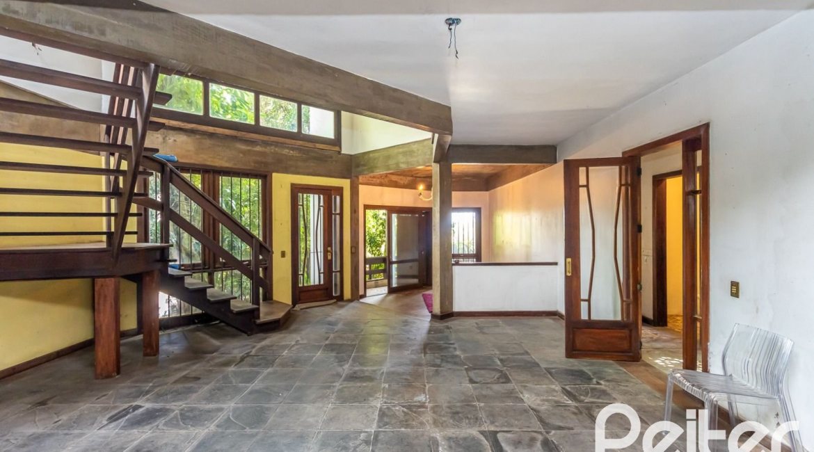 Casa à venda com 349m², 5 dormitórios, 1 suíte, 4 vagas, no bairro Vila Assunção em Porto Alegre