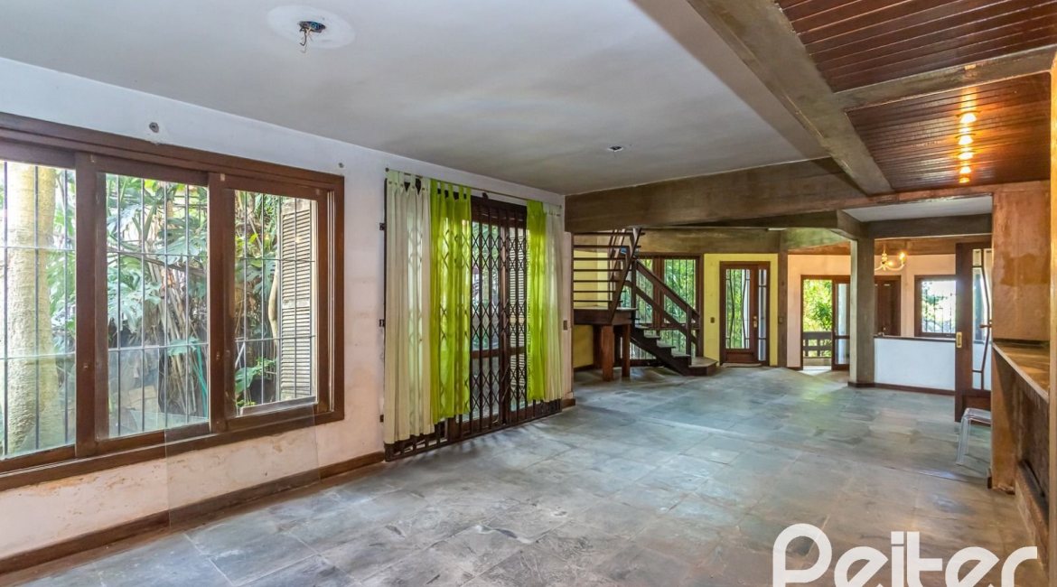 Casa à venda com 349m², 5 dormitórios, 1 suíte, 4 vagas, no bairro Vila Assunção em Porto Alegre