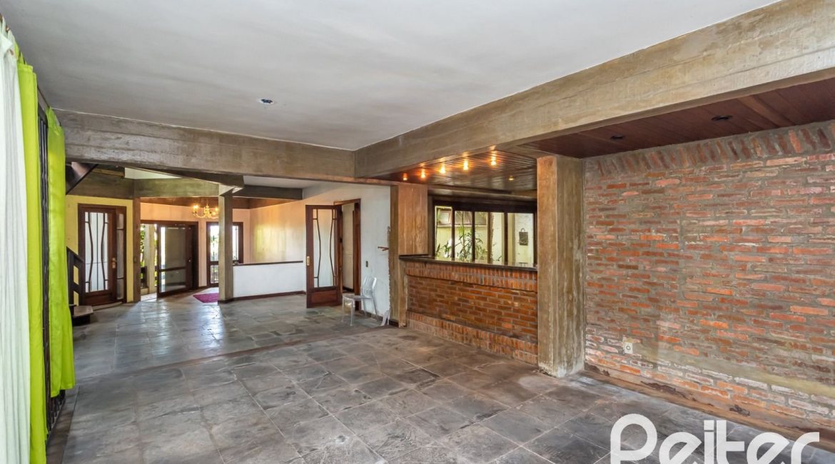 Casa à venda com 349m², 5 dormitórios, 1 suíte, 4 vagas, no bairro Vila Assunção em Porto Alegre