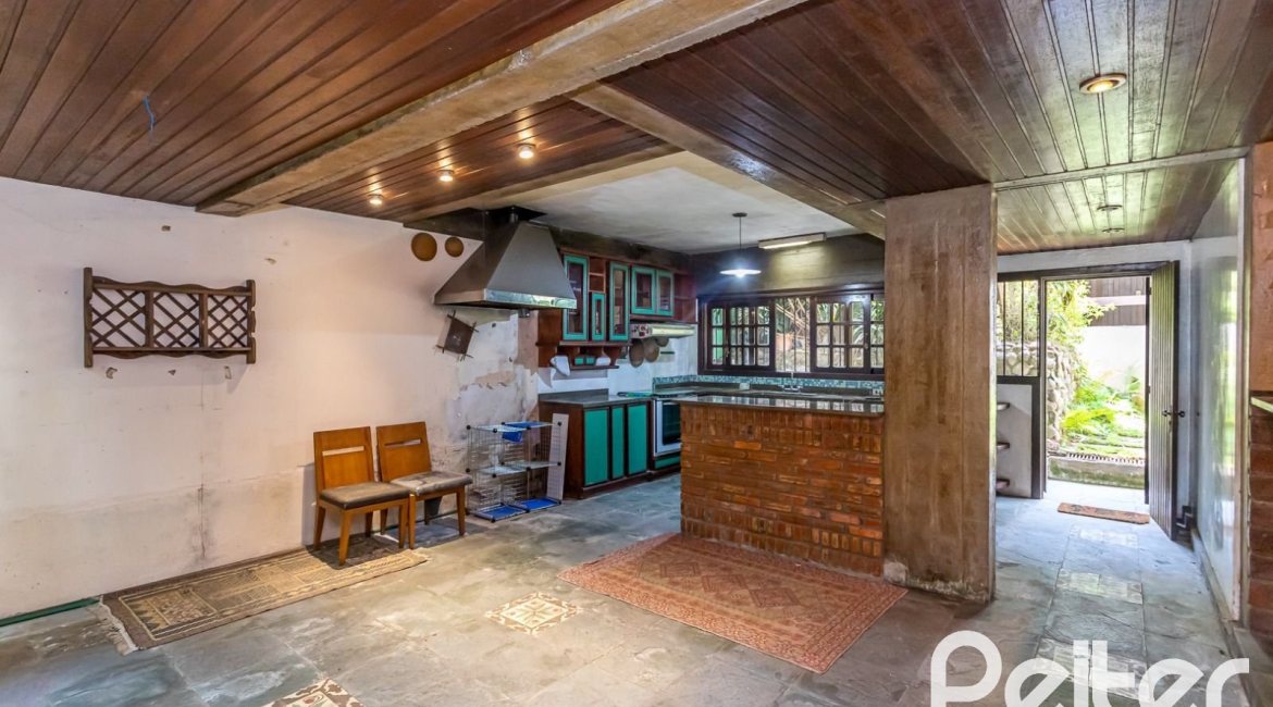 Casa à venda com 349m², 5 dormitórios, 1 suíte, 4 vagas, no bairro Vila Assunção em Porto Alegre