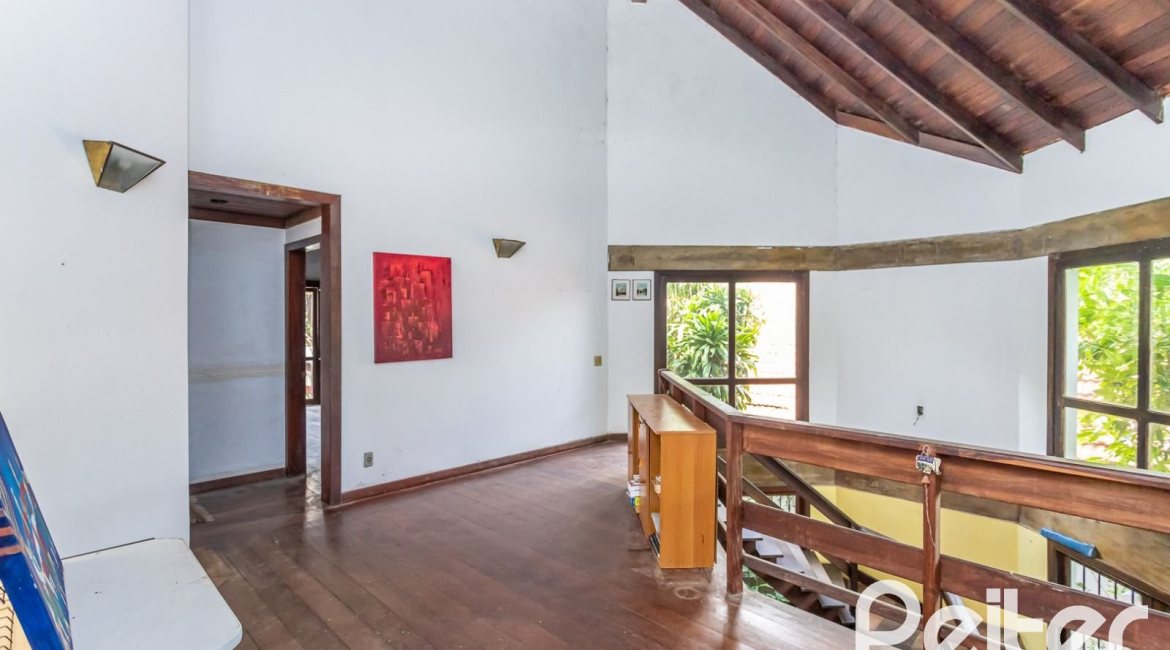 Casa à venda com 349m², 5 dormitórios, 1 suíte, 4 vagas, no bairro Vila Assunção em Porto Alegre