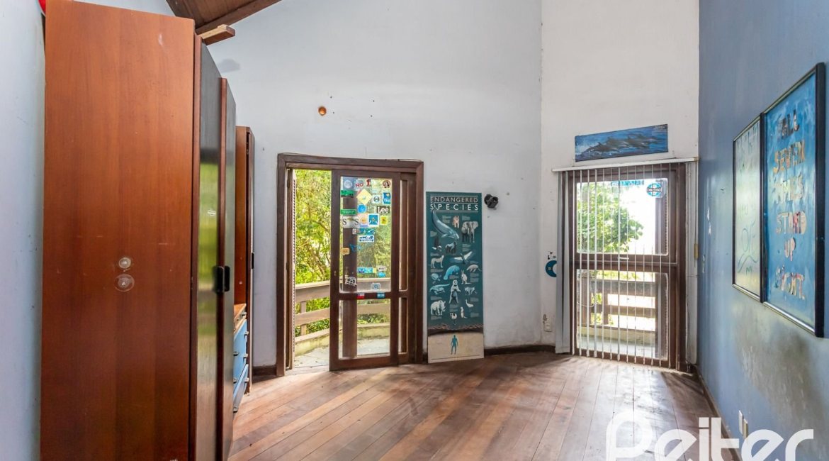 Casa à venda com 349m², 5 dormitórios, 1 suíte, 4 vagas, no bairro Vila Assunção em Porto Alegre