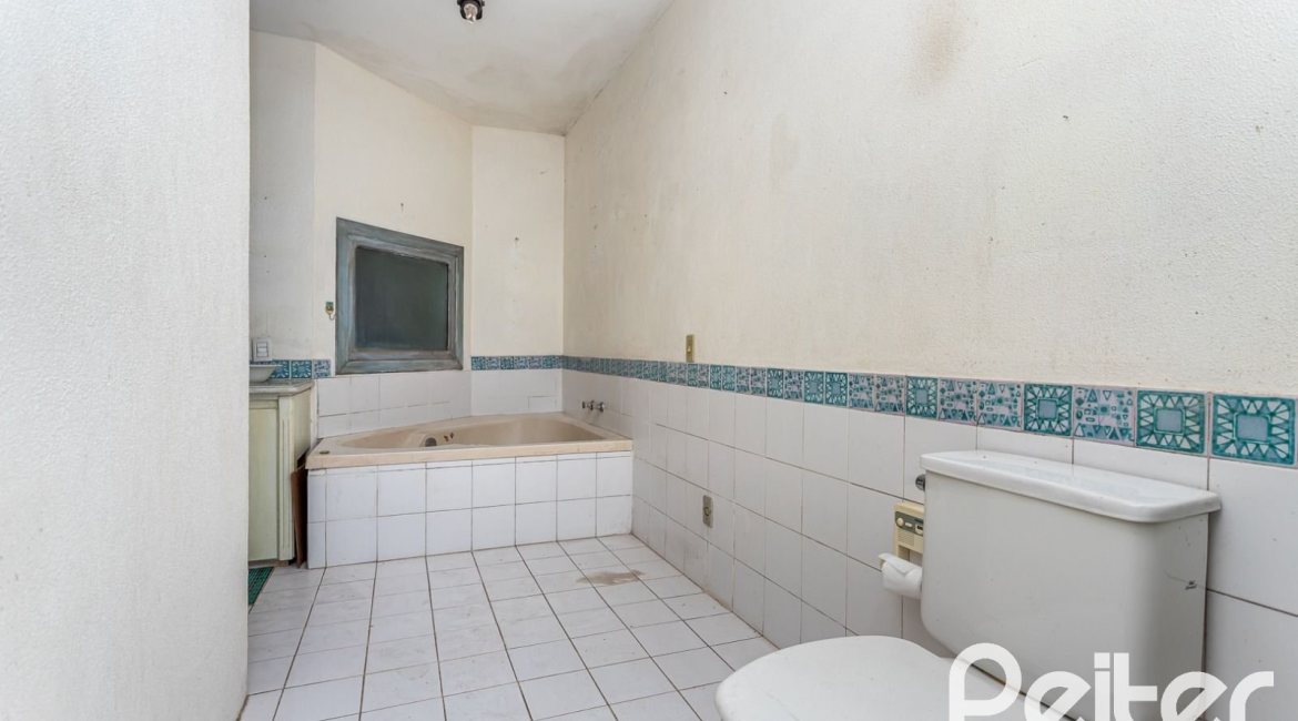 Casa à venda com 349m², 5 dormitórios, 1 suíte, 4 vagas, no bairro Vila Assunção em Porto Alegre