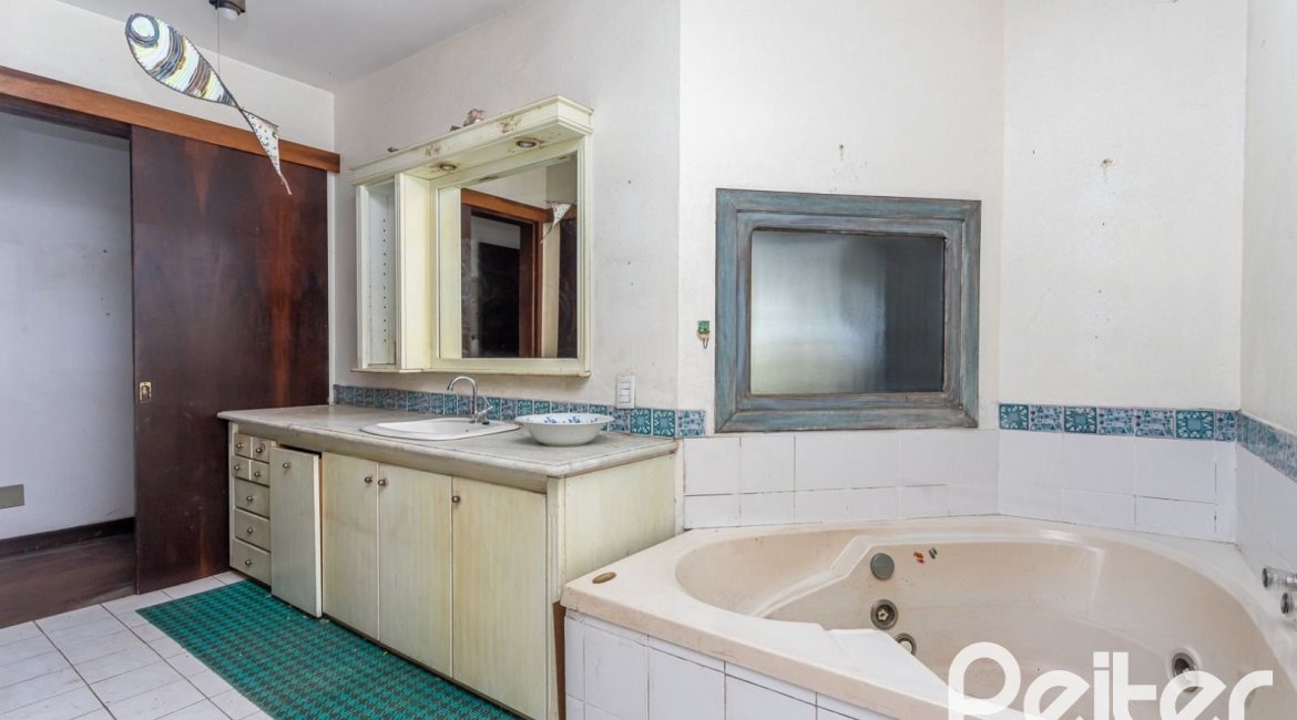 Casa à venda com 349m², 5 dormitórios, 1 suíte, 4 vagas, no bairro Vila Assunção em Porto Alegre