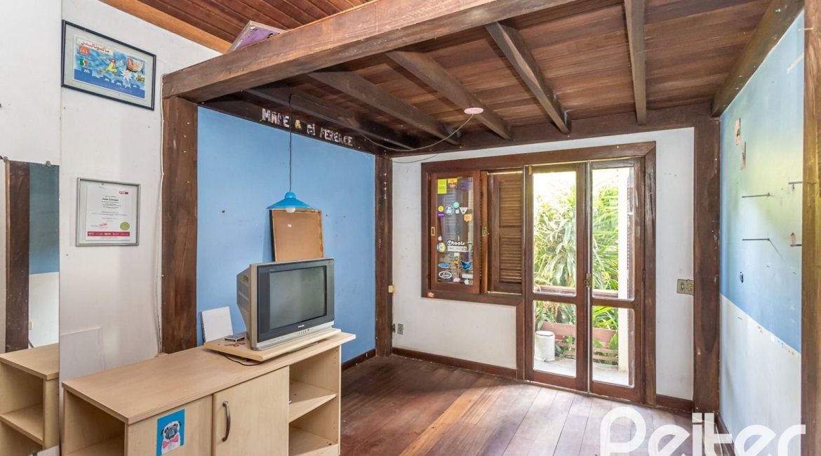 Casa à venda com 349m², 5 dormitórios, 1 suíte, 4 vagas, no bairro Vila Assunção em Porto Alegre