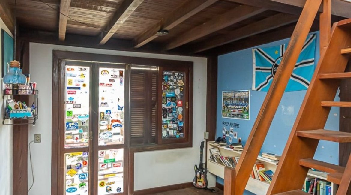 Casa à venda com 349m², 5 dormitórios, 1 suíte, 4 vagas, no bairro Vila Assunção em Porto Alegre