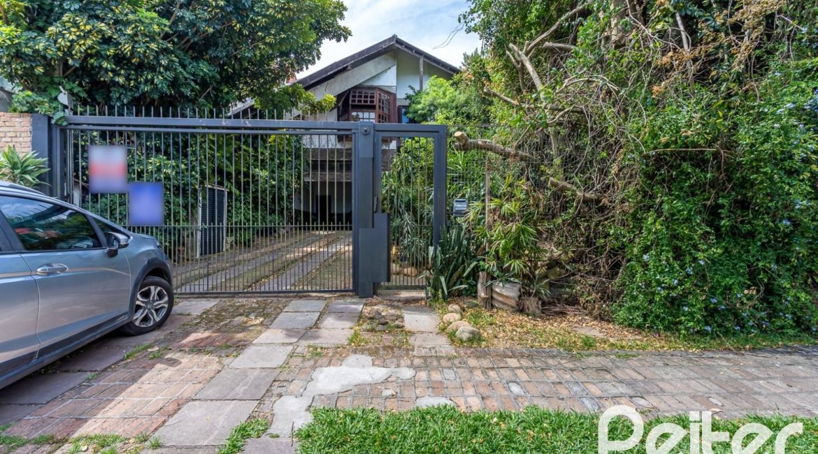 Casa à venda com 349m², 5 dormitórios, 1 suíte, 4 vagas, no bairro Vila Assunção em Porto Alegre