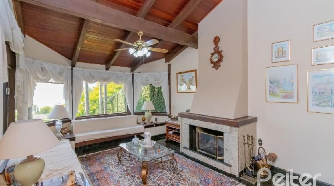 Casa à venda com 430m², 3 dormitórios, 2 suítes, 4 vagas, no bairro Vila Assunção em Porto Alegre