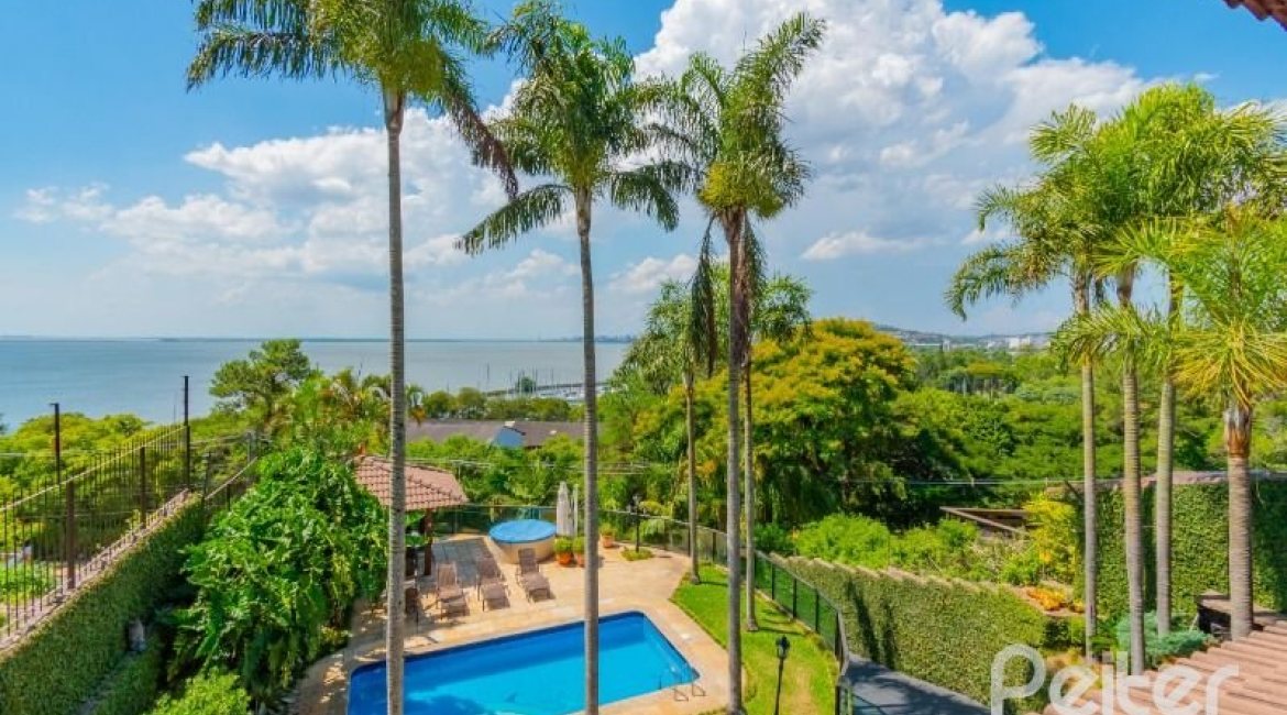 Casa à venda com 430m², 3 dormitórios, 2 suítes, 4 vagas, no bairro Vila Assunção em Porto Alegre