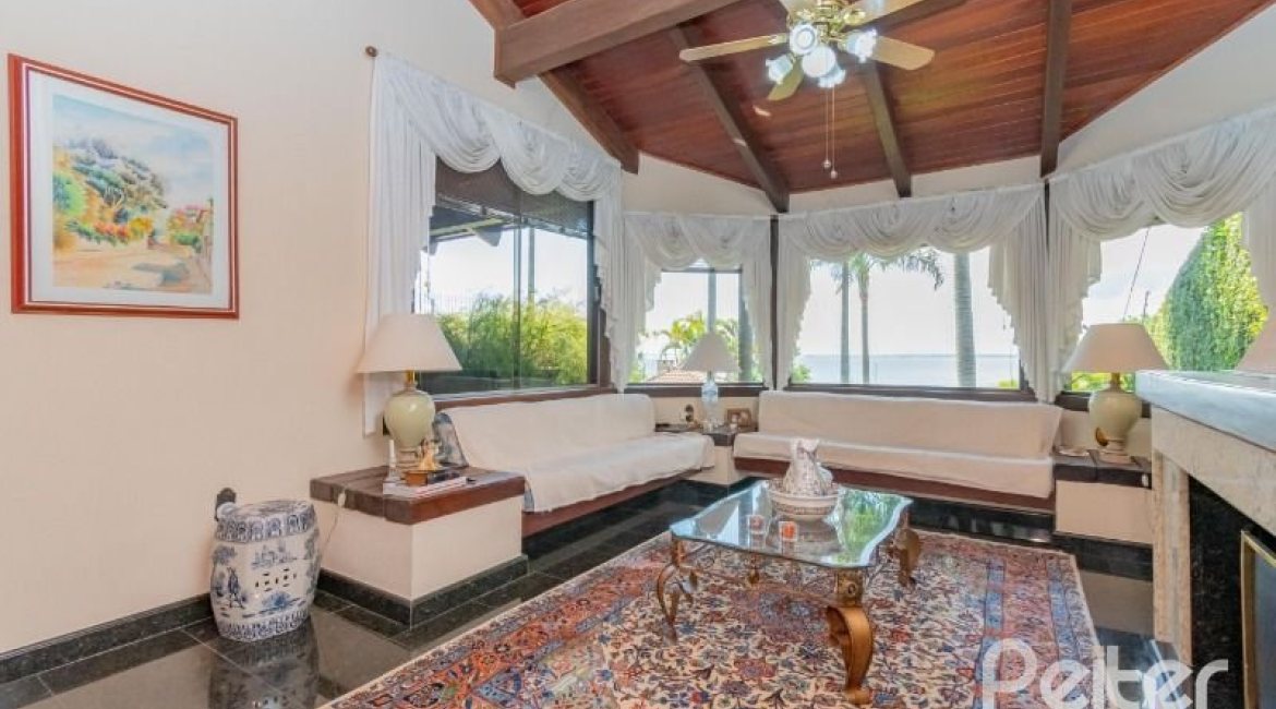 Casa à venda com 430m², 3 dormitórios, 2 suítes, 4 vagas, no bairro Vila Assunção em Porto Alegre