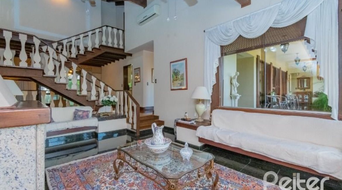 Casa à venda com 430m², 3 dormitórios, 2 suítes, 4 vagas, no bairro Vila Assunção em Porto Alegre