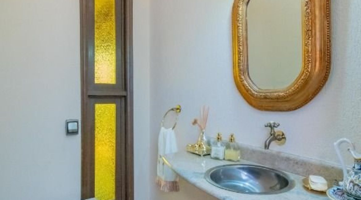 Casa à venda com 430m², 3 dormitórios, 2 suítes, 4 vagas, no bairro Vila Assunção em Porto Alegre