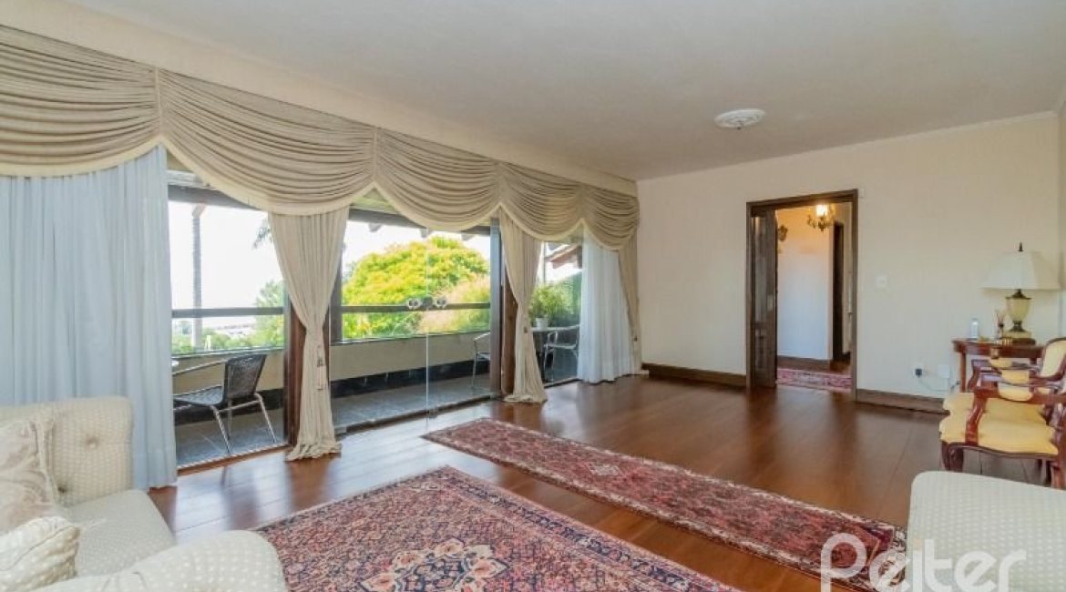 Casa à venda com 430m², 3 dormitórios, 2 suítes, 4 vagas, no bairro Vila Assunção em Porto Alegre