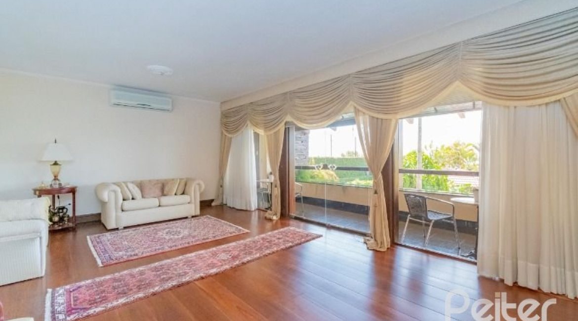 Casa à venda com 430m², 3 dormitórios, 2 suítes, 4 vagas, no bairro Vila Assunção em Porto Alegre