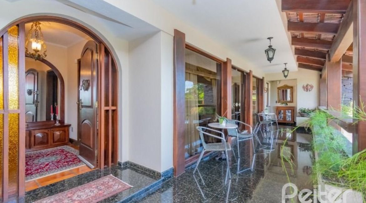 Casa à venda com 430m², 3 dormitórios, 2 suítes, 4 vagas, no bairro Vila Assunção em Porto Alegre