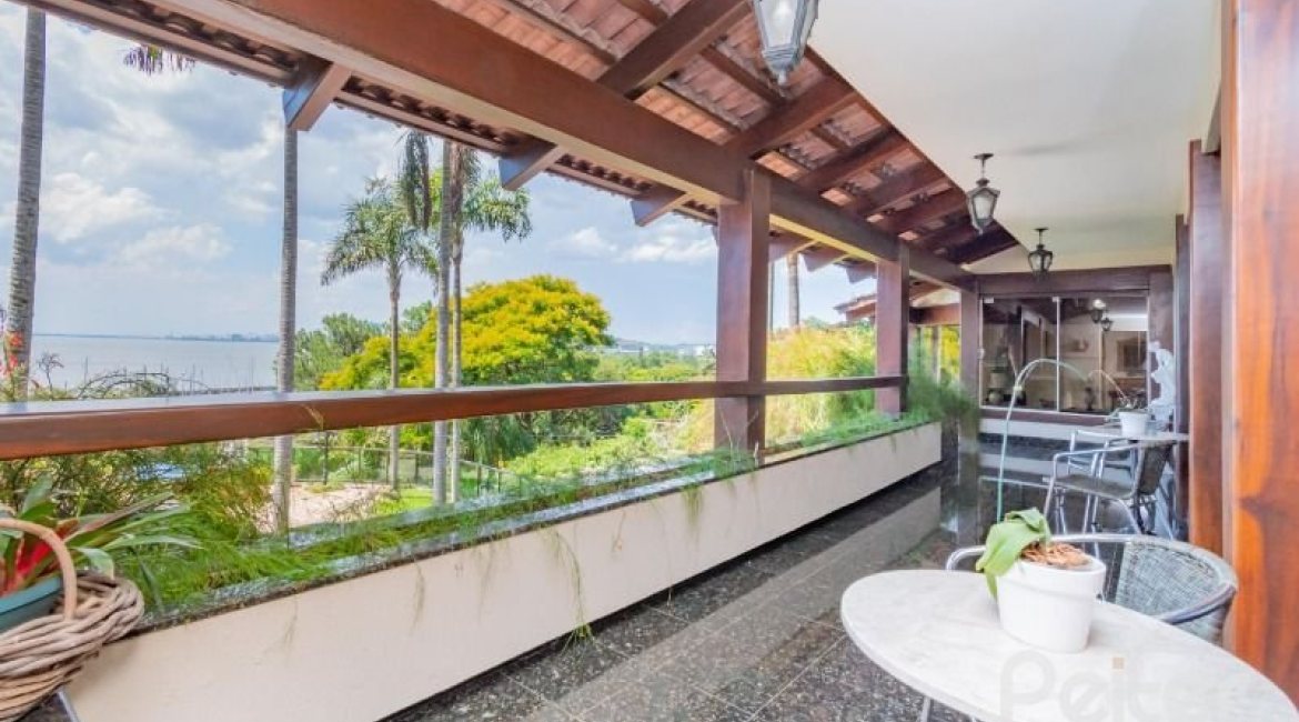 Casa à venda com 430m², 3 dormitórios, 2 suítes, 4 vagas, no bairro Vila Assunção em Porto Alegre