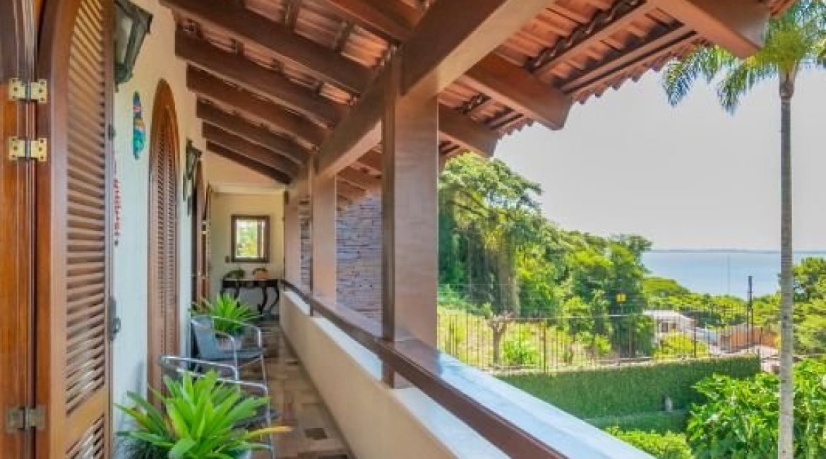 Casa à venda com 430m², 3 dormitórios, 2 suítes, 4 vagas, no bairro Vila Assunção em Porto Alegre