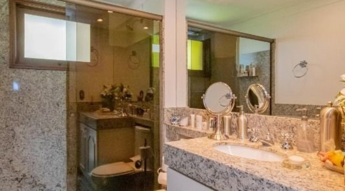 Casa à venda com 430m², 3 dormitórios, 2 suítes, 4 vagas, no bairro Vila Assunção em Porto Alegre