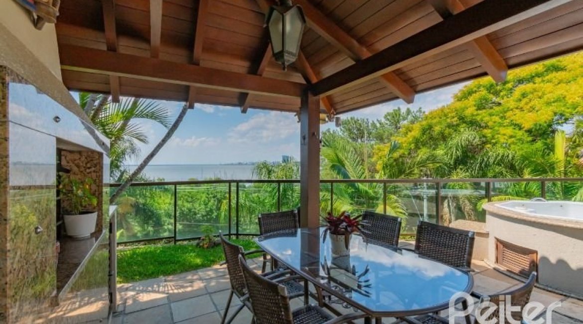 Casa à venda com 430m², 3 dormitórios, 2 suítes, 4 vagas, no bairro Vila Assunção em Porto Alegre