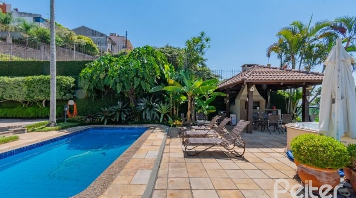 Casa à venda com 430m², 3 dormitórios, 2 suítes, 4 vagas, no bairro Vila Assunção em Porto Alegre