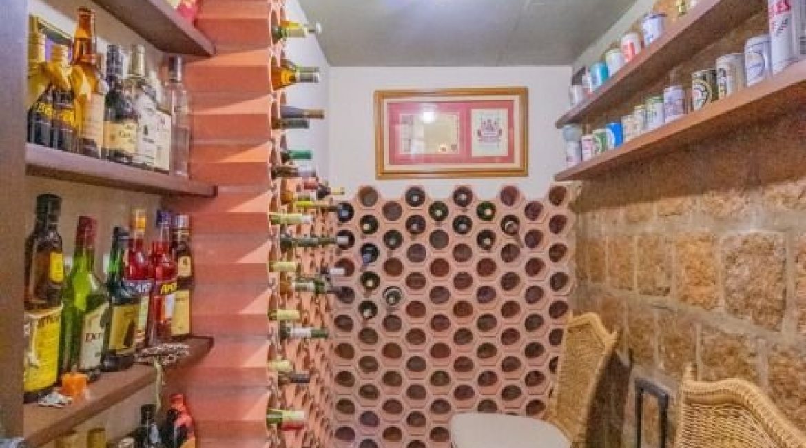 Casa à venda com 430m², 3 dormitórios, 2 suítes, 4 vagas, no bairro Vila Assunção em Porto Alegre