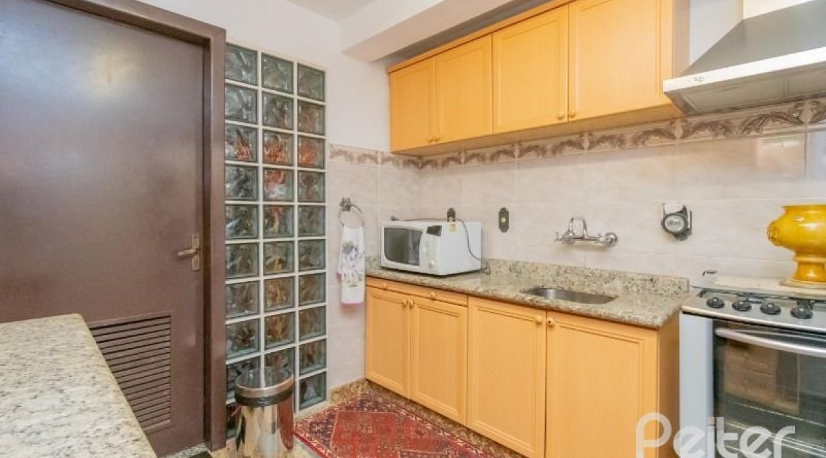 Casa à venda com 430m², 3 dormitórios, 2 suítes, 4 vagas, no bairro Vila Assunção em Porto Alegre