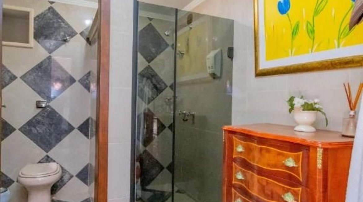 Casa à venda com 430m², 3 dormitórios, 2 suítes, 4 vagas, no bairro Vila Assunção em Porto Alegre