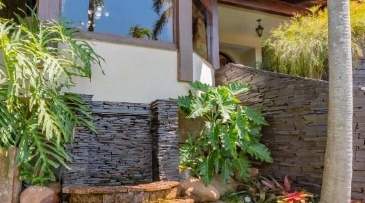 Casa à venda com 430m², 3 dormitórios, 2 suítes, 4 vagas, no bairro Vila Assunção em Porto Alegre